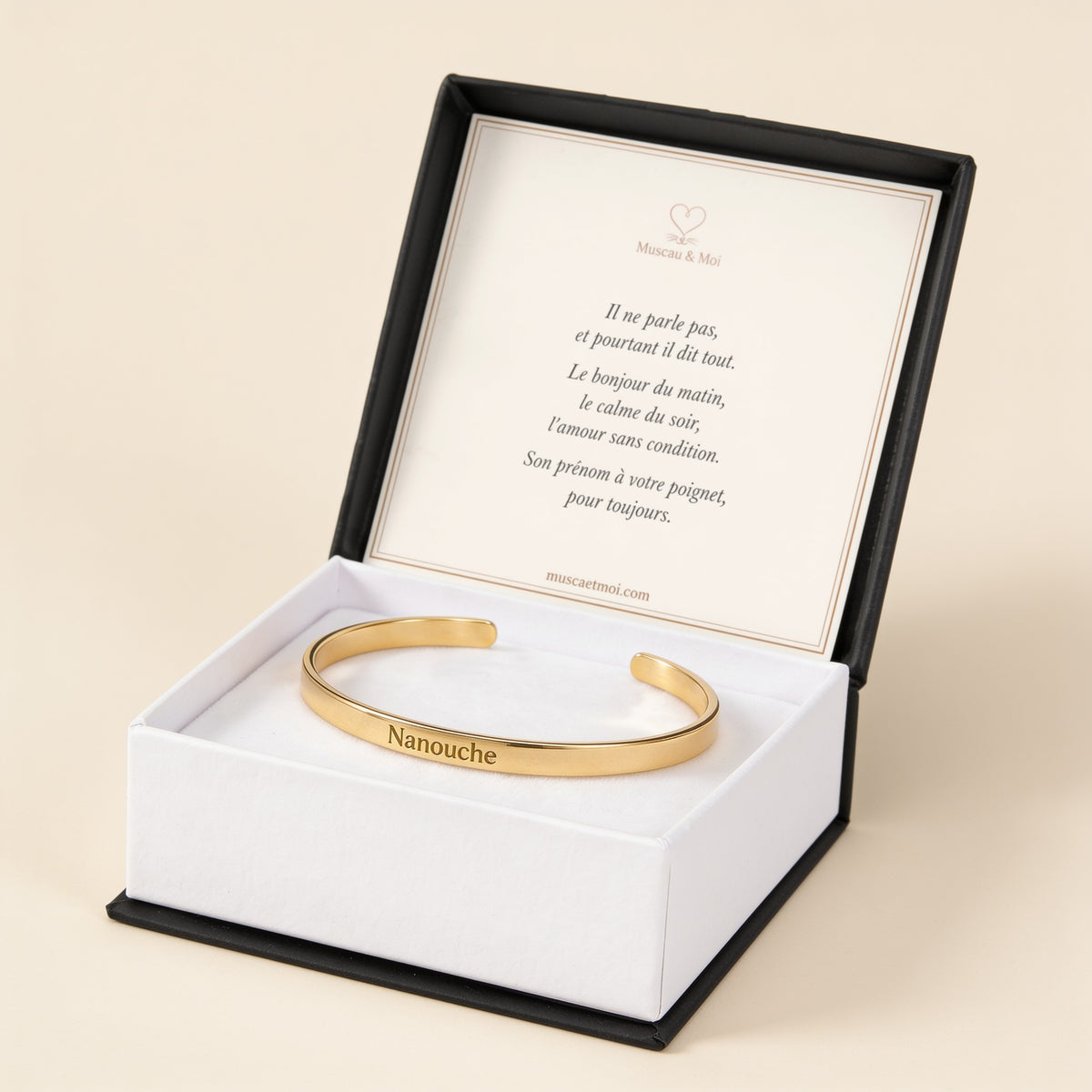 Bracelet jonc plaqué or gravé dans son écrin avec la carte poème